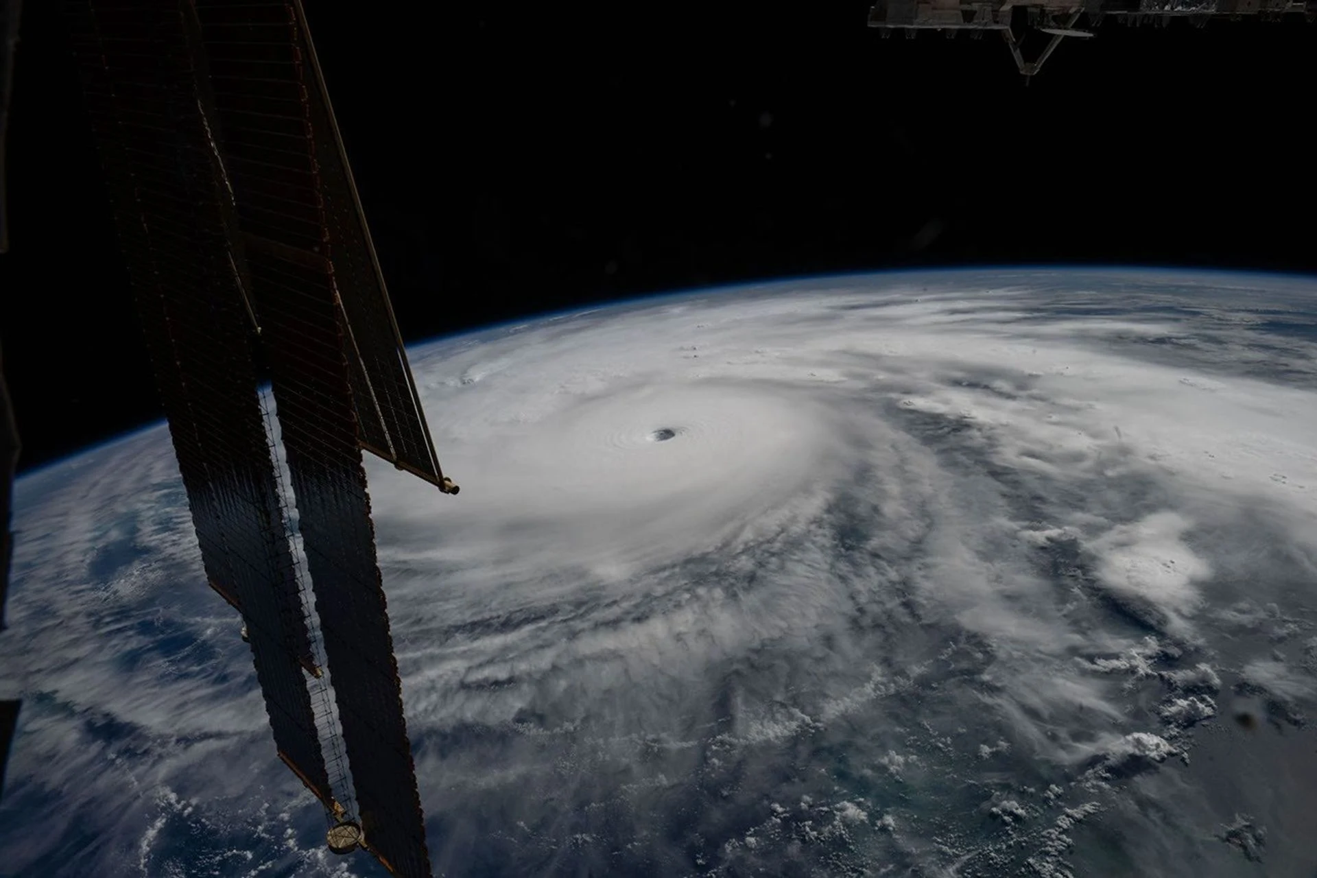 Cómo dos satélites estadounidenses y europeos estudian los huracanes durante El Niño